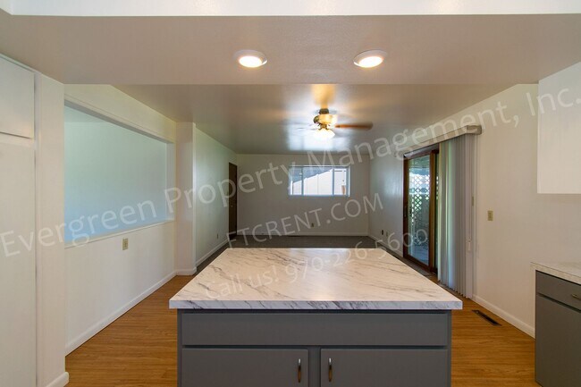 Building Photo - 2420 Poplar Dr