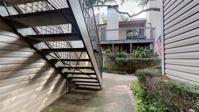 Building Photo - 9707 Richmond Ave