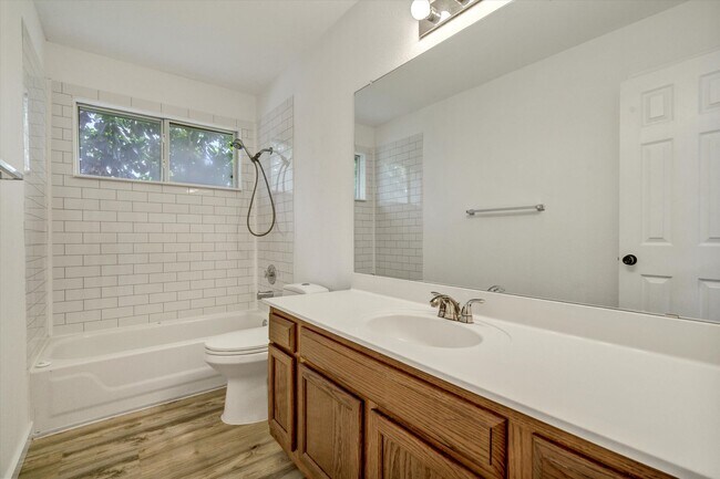 Building Photo - 412 Steeplechase Dr