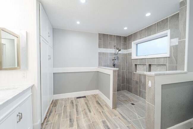 Building Photo - Beautiful 4 bedroom, 3 bathroom home on the East End of Hot Springs Village. Pets are considered ...