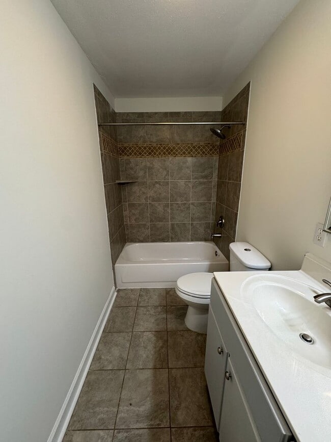 Building Photo - 3 Bed / 2 bath on 1.2 ACRES - 3 car garage...