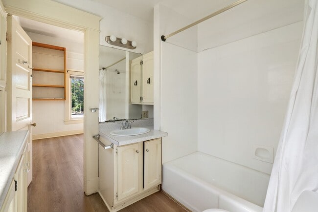 Building Photo - 5 Bedroom 2 Bathroom House - AVAILABLE JULY 2026 - MAY 2027