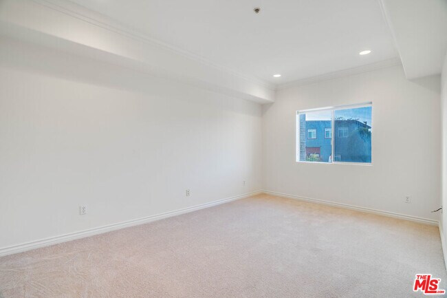 Building Photo - 3328 Oakhurst Ave