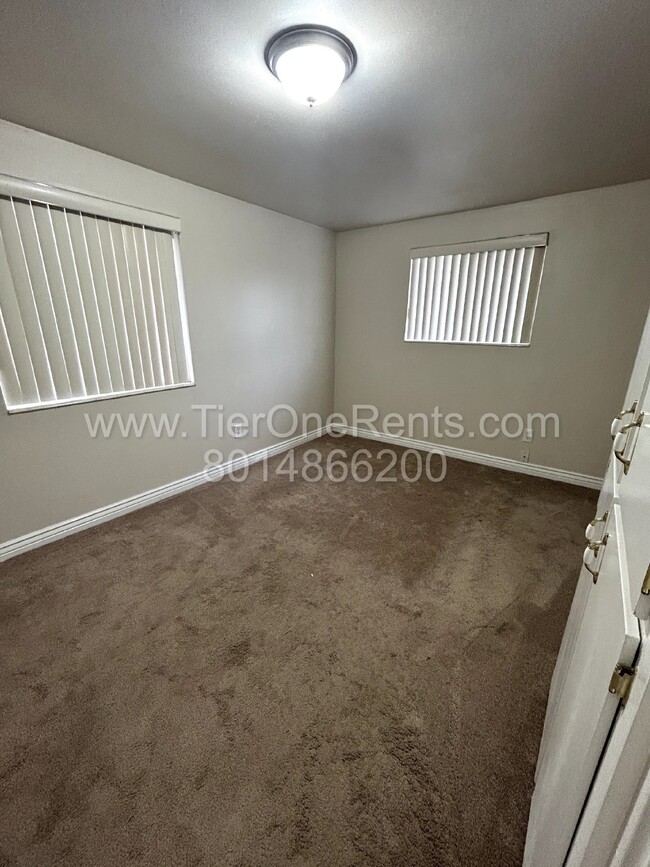 Building Photo - No Security Deposit Option for qualified r...