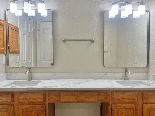 Building Photo - 1311 Antoine Dr