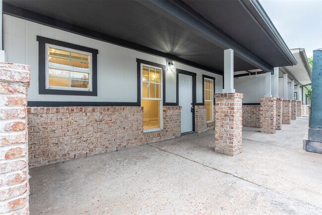 Primary Photo - 2127 Maximilian St