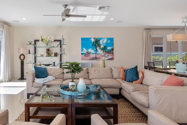 Building Photo - 3050 NE 43rd St