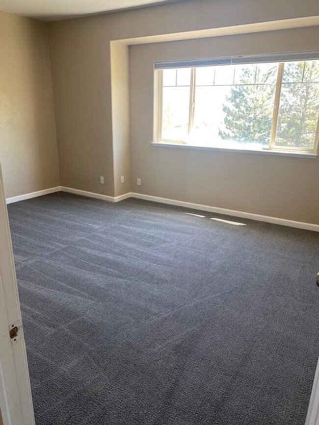 Building Photo - Condo in Reno Available August 1, 2025