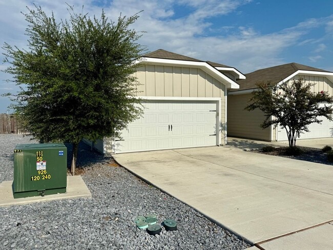 Building Photo - Luxury 3-bedroom, 2-bathroom Duplex in Seg...