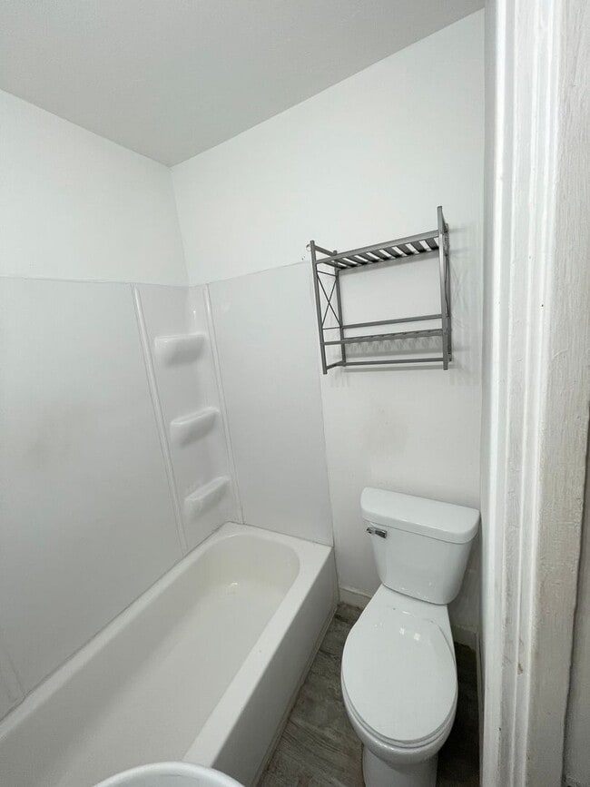 Building Photo - One bedroom one bathroom house for rent!