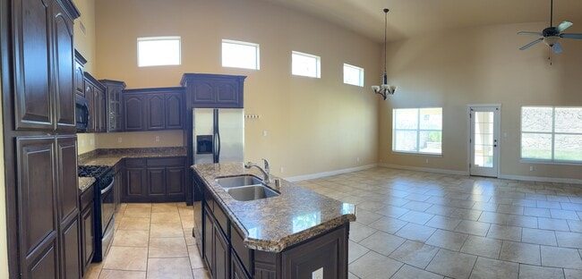 Building Photo - 5545 Manuel Moreno Dr