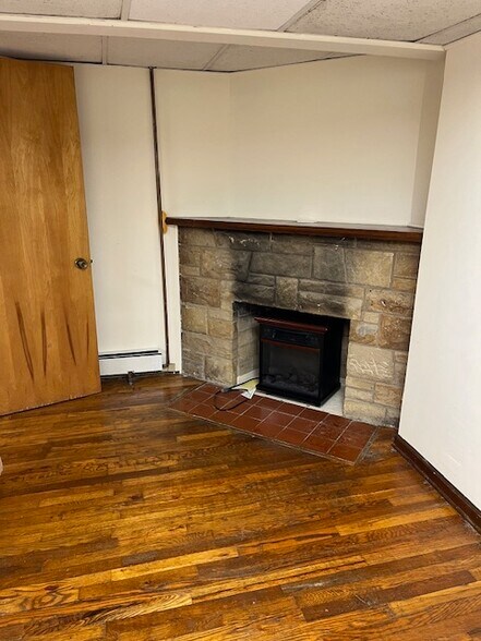 Bedroom - fireplace is decoration only - 95 S Rose Blvd