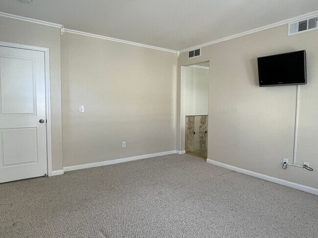 Building Photo - Clean, Classic Contemporary 3 Bedroom + 2 Bath Townhouse Style Home Near Downtown Campbell & Will...