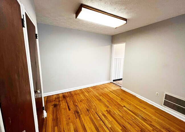 Building Photo - 596 Lowell Ave