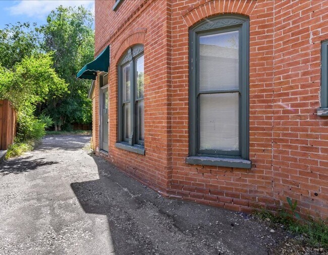 Building Photo - 122 N Center St