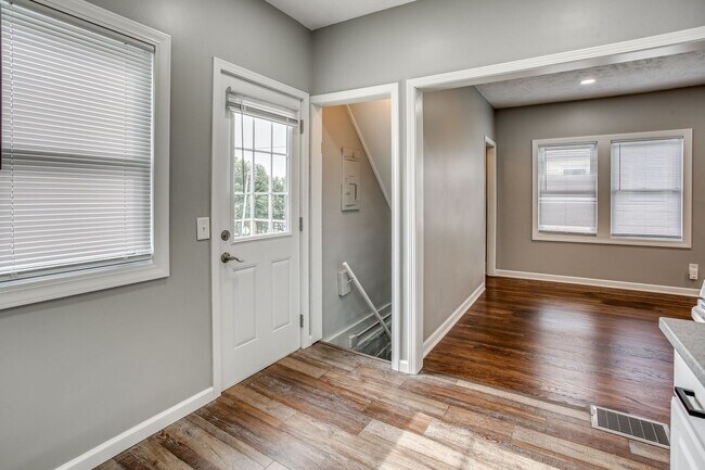 Building Photo - Charming Aksarben Gem