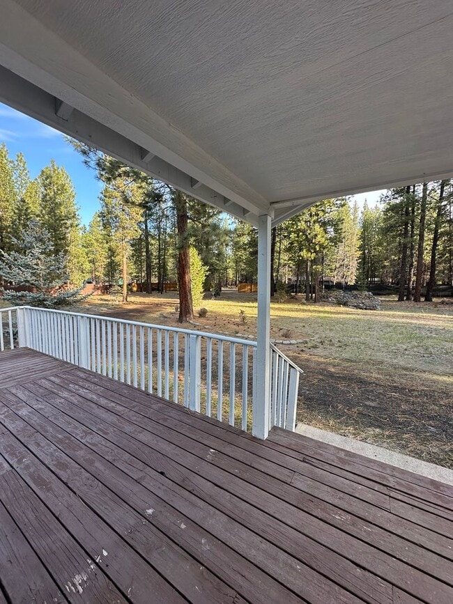 Building Photo - Adorable home in La Pine area, 1.5 acres fully fenced!!