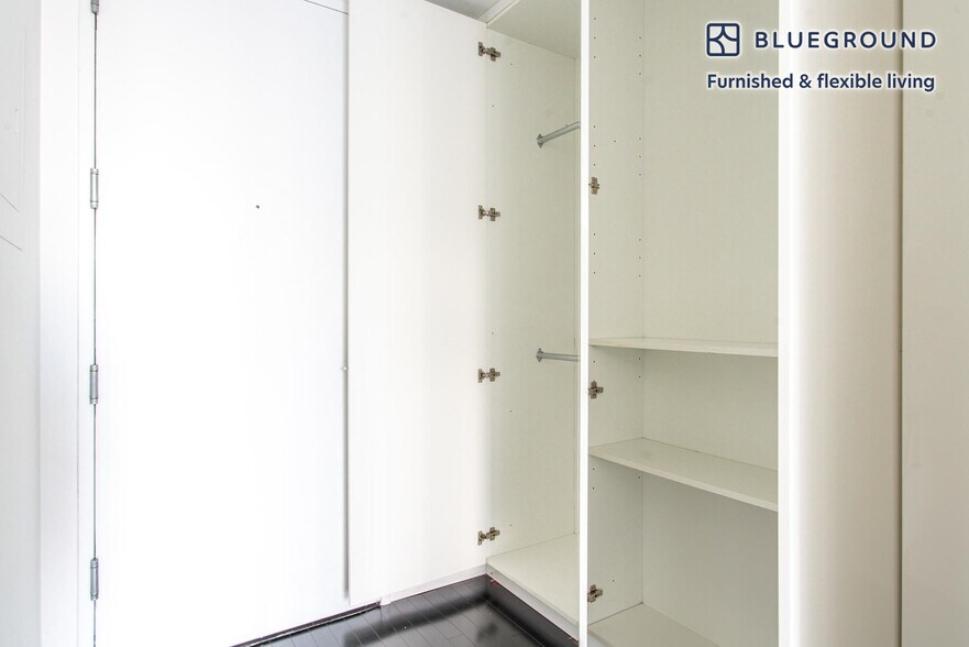 Building Photo - 123 Washington St