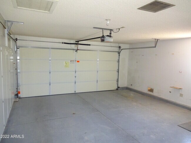 Building Photo - 9930 W Oak Ridge Dr