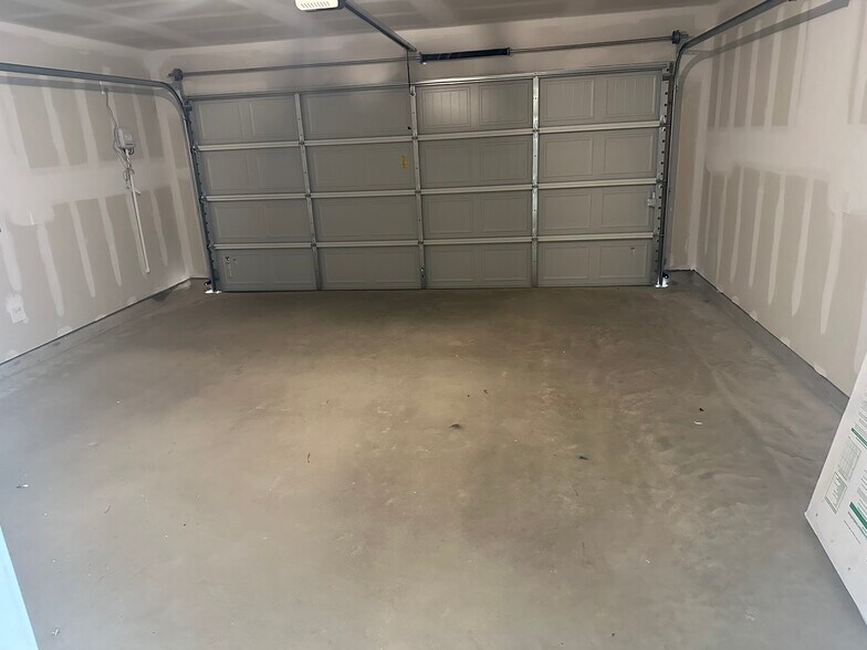 Building Photo - 4033 Equestrian Dr