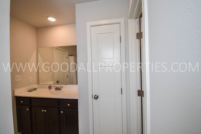 Building Photo - 3 Bedroom 2 Bath Home in Clive / Waukee School District