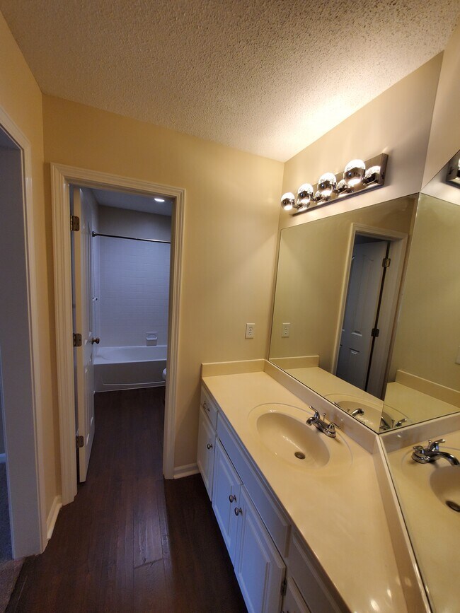 Building Photo - 14612 S Hallet St