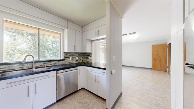 Building Photo - 203 W Brookside Dr