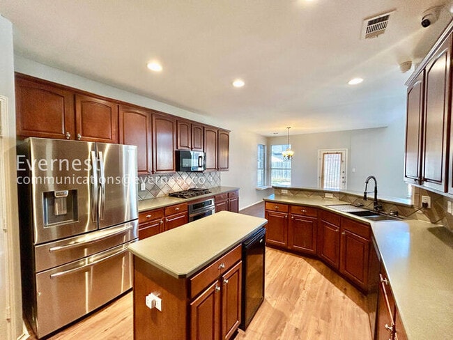 Building Photo - 5 Bed/3.5 Bath Home with Fenced Yard & Garage / Pet-Friendly / Vouchers Accepted