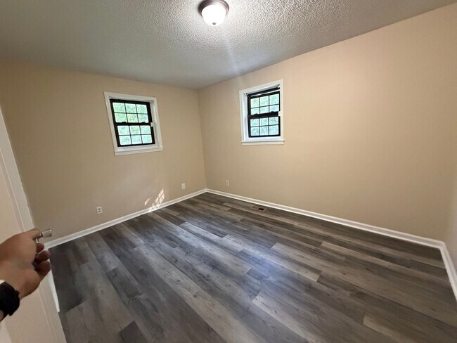 Building Photo - 3 Bedroom Brick Home