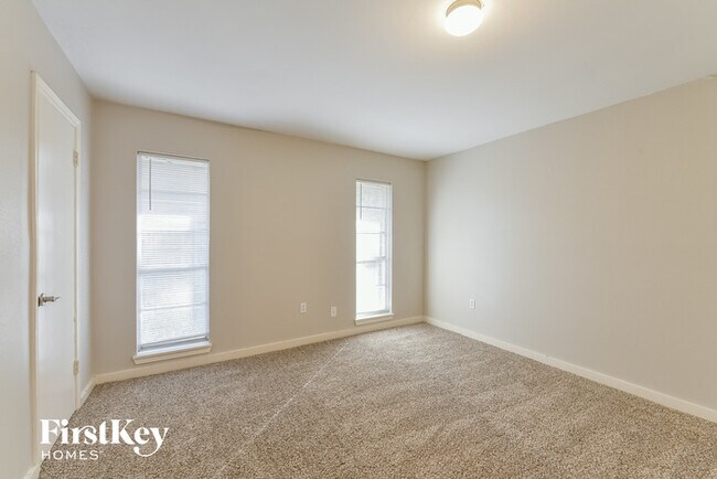 Building Photo - 214 Oakwood Dr
