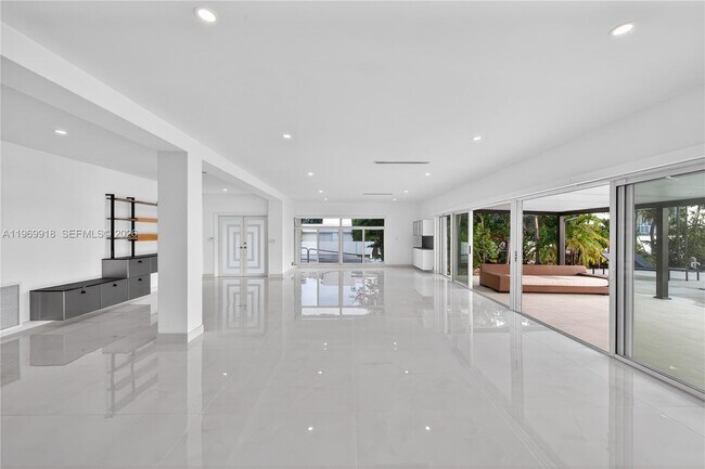 Building Photo - 1101 S Shore Dr