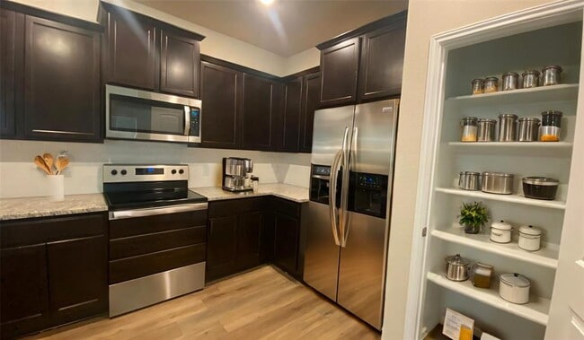 Building Photo - 172 Onna St