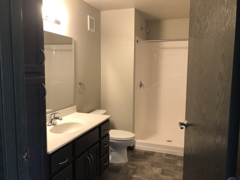 Building Photo - 913 Main Ave