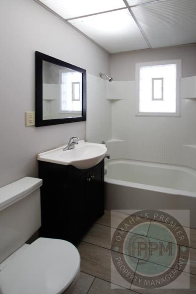Building Photo - Spacious 4bd/2Ba Home