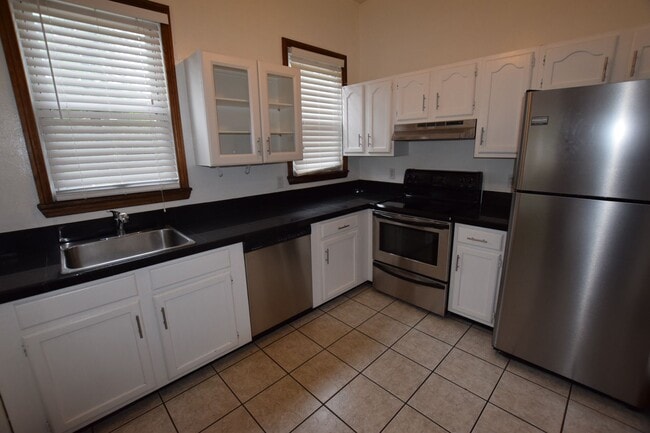 Building Photo - Spacious, Beautiful 1 Bed/1.5 Bath Condo i...