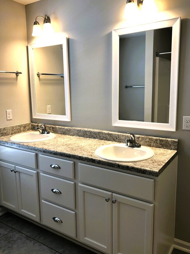Building Photo - 1052 Mulford Lp