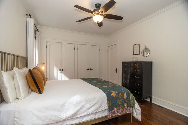 Building Photo - 901 W Ainslie St