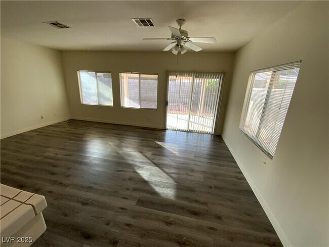 Building Photo - 330 John Henry Dr