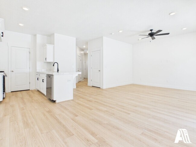 Building Photo - 447 E 650 N