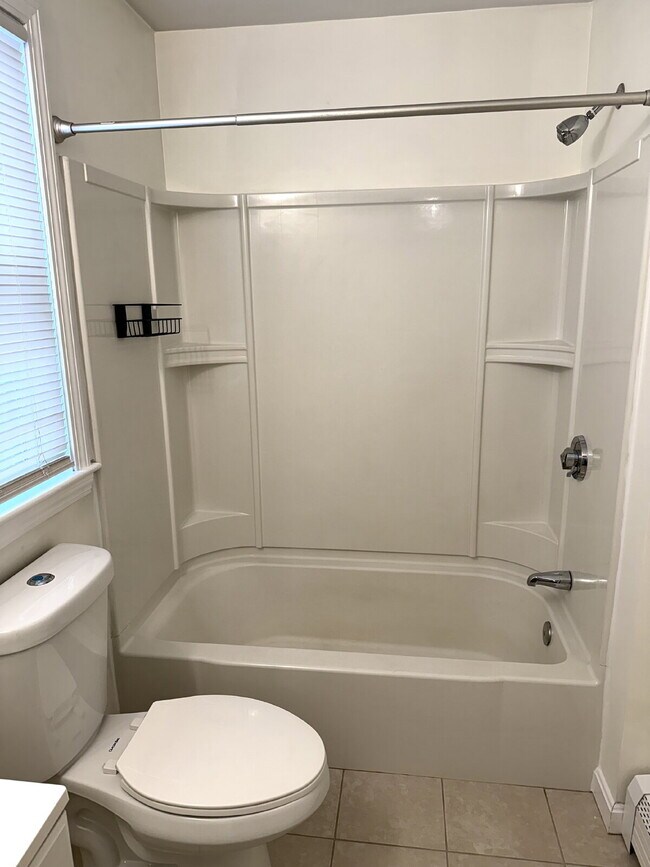 Building Photo - Charming 3-Bedroom Haven in prime Milton neighborhood!