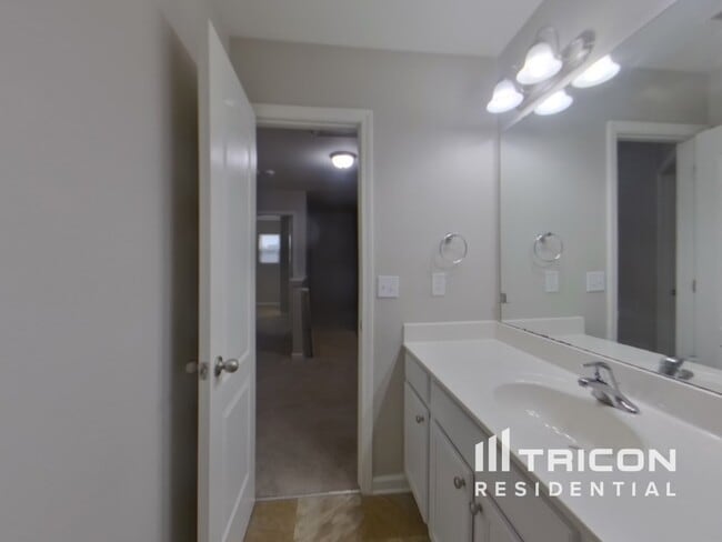 Building Photo - 1401 Waylon Ave