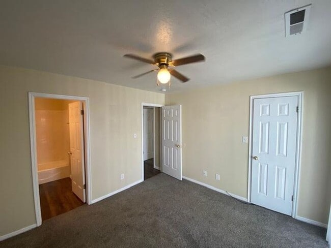 Building Photo - 3 bed, 2 bath Twin Home