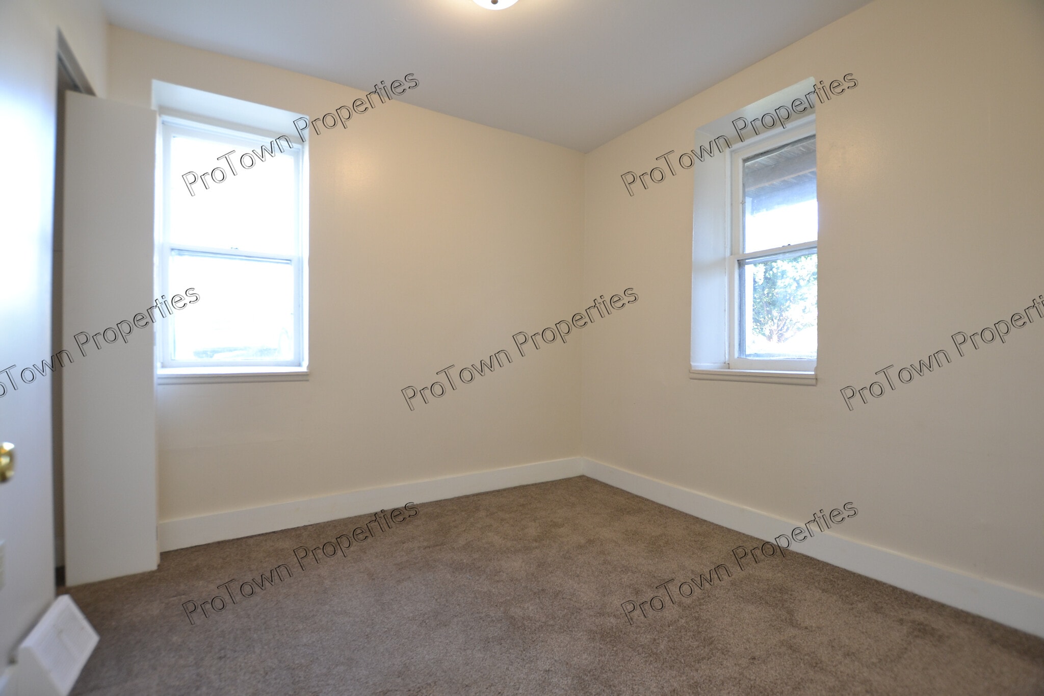 Building Photo - 811 N Center St