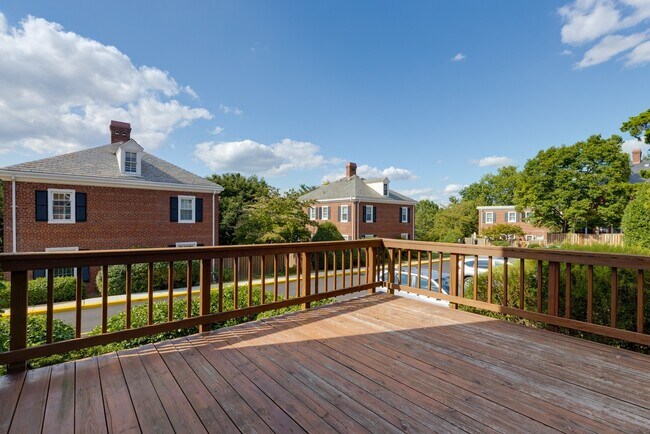 Building Photo - Charming End-Unit Townhouse in Fairlington