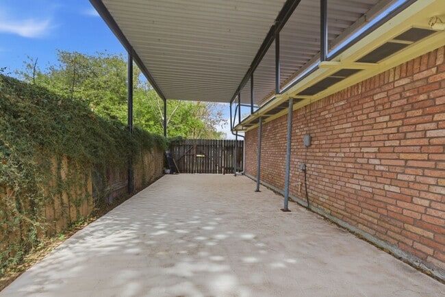 Building Photo - 4929 Libbey Dr