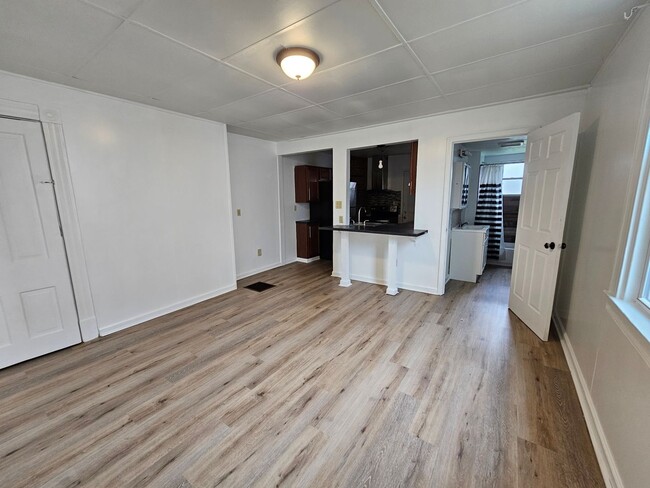 Building Photo - Spacious 3 bedroom 1 bath townhouse for re...
