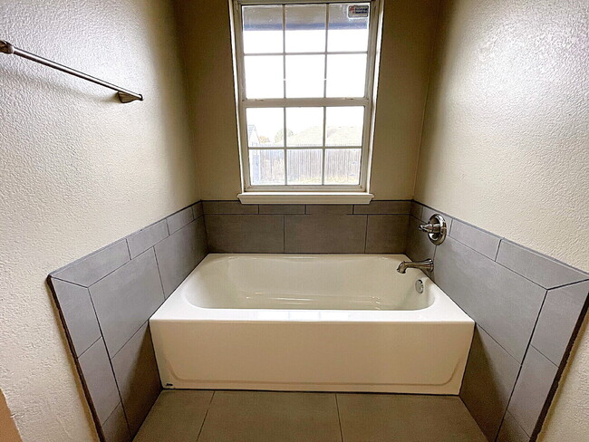 Building Photo - Large, Recently Remodeled 3/22 Right Across from North Ridge Elementary!