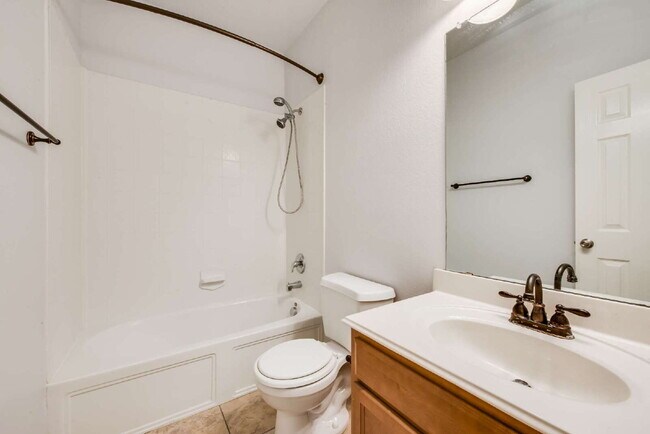 Building Photo - Gorgeous 3 Bed, 2 full bath gem located in the heart of the sought-after Chadwick Farms