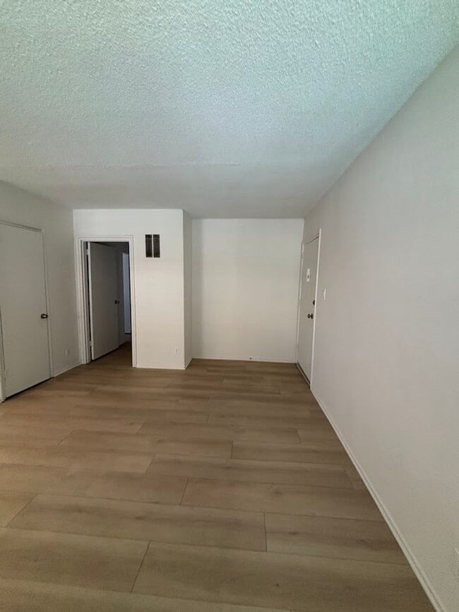 Interior Photo - 1815 N. Harvard Blvd