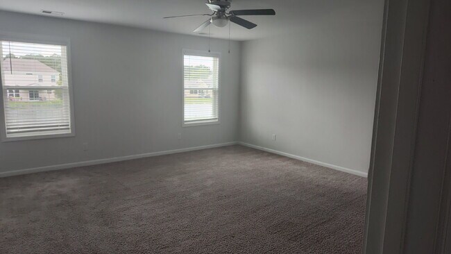 Building Photo - Huge Well-Kept Home in Guyton